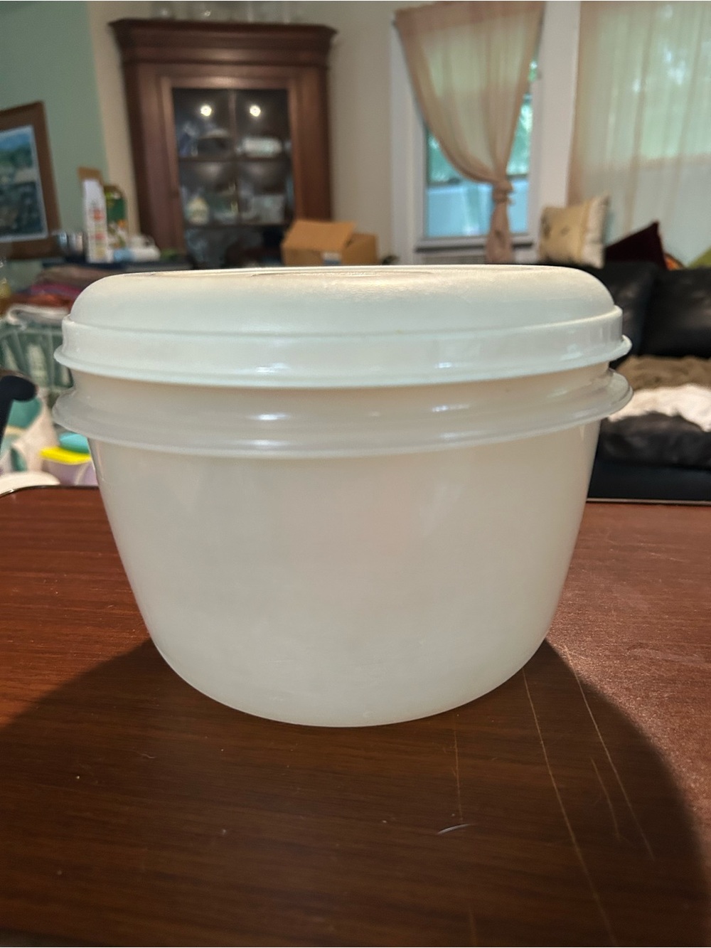 Vintage Rubbermaid 12 cup bowl with lid. #4, no chips, marks or cracks.